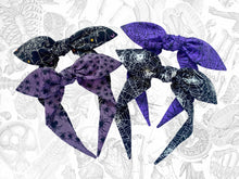 Cargar imagen en el visor de la galería, Spiderweb top knot headband - spooky spiders bowband, Halloween gifts for her