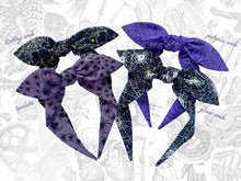 Cargar imagen en el visor de la galería, Spiderweb top knot headband - spooky spiders bowband, Halloween gifts for her