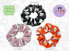 Cargar imagen en el visor de la galería, GLOW IN THE DARK GHOST SCRUNCHIES
